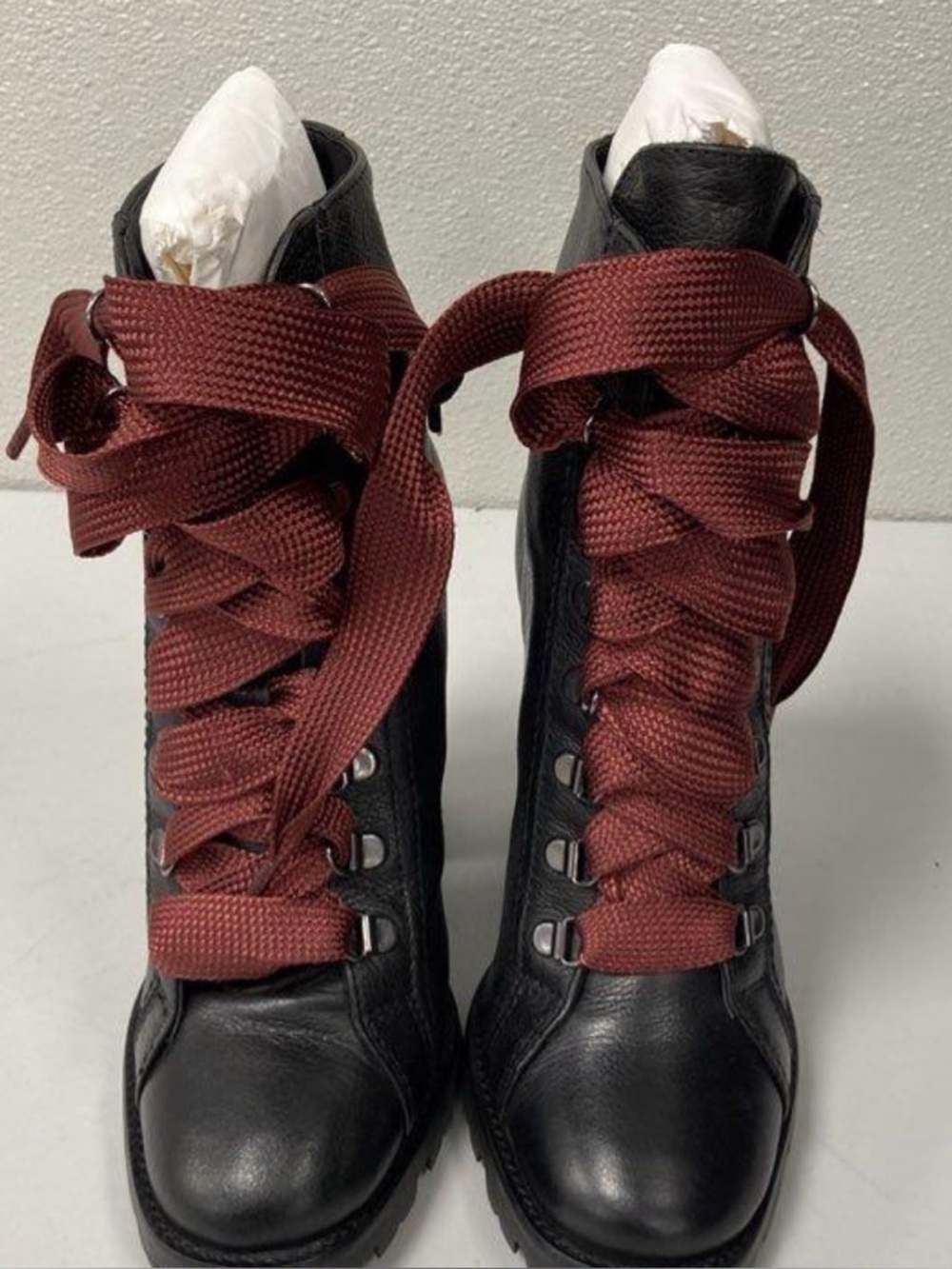 Schutz Bota Salto Alto Lace Up Boots Size 8B In Box